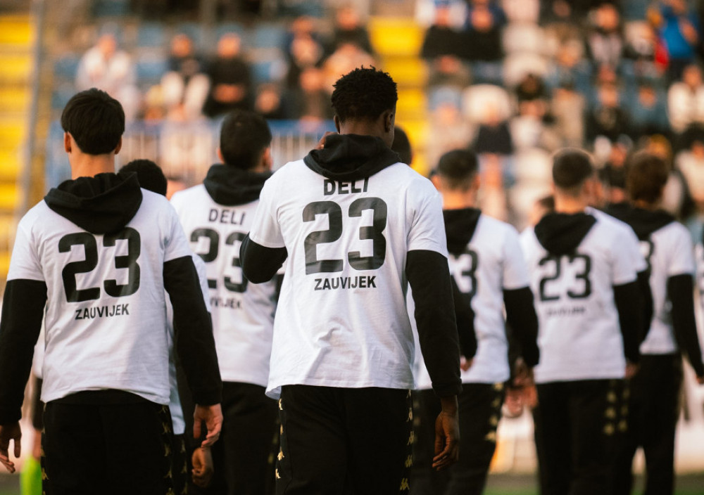 Fudbaleri Partizana u majicama posvećenim Andriji Delibašiću