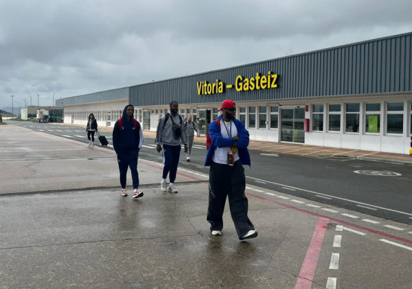 (VIDEO) Doček za Zvezdu na aerodromu u Vitoriji: Aplauz za crveno-bele pred put u Barselonu