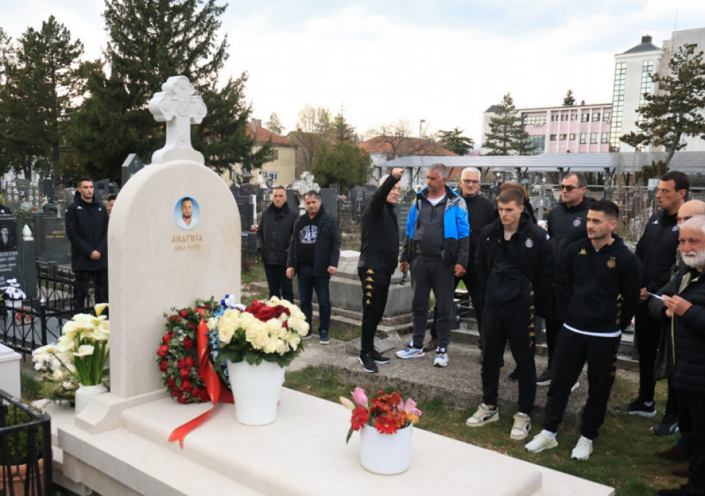 Igrači Partizana polažu venac na grobu Andrije Delibašića