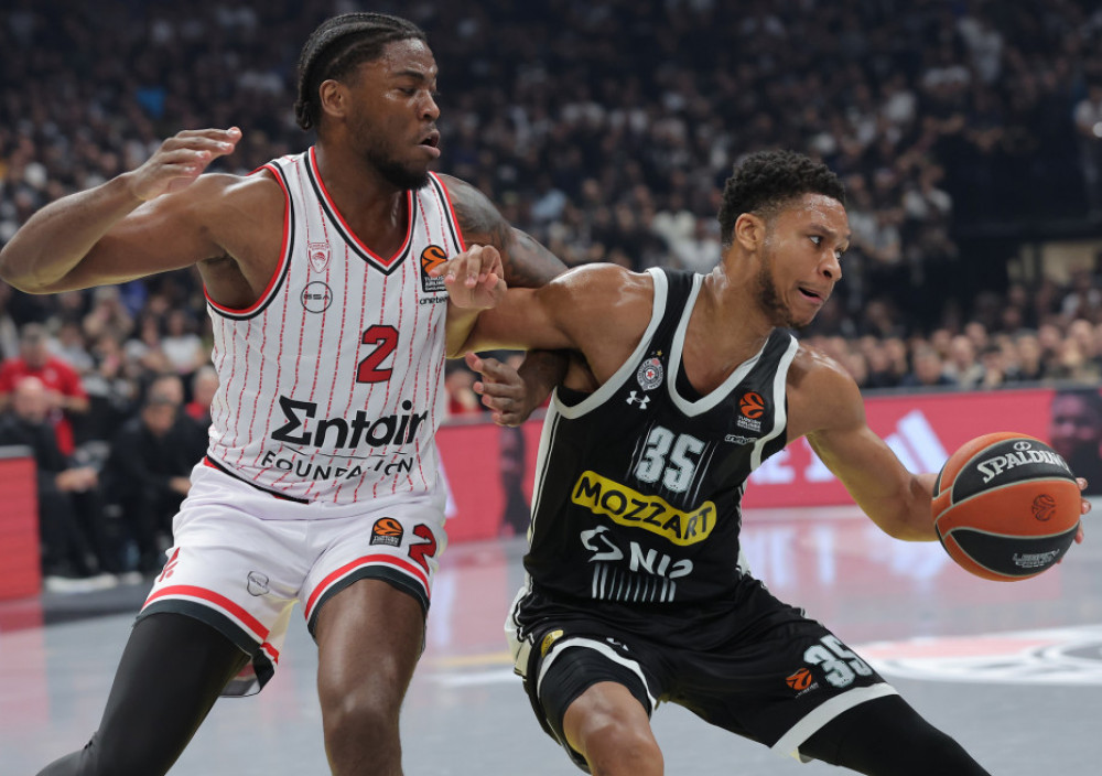 Mozes Rajt u opremi Olimpijakosa na meču sa Partizanom