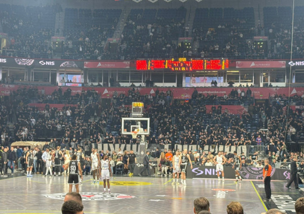 (VIDEO) Filmske scene u "Areni": Paralelna utakmica na poluvremenu meča Partizana i Valensije