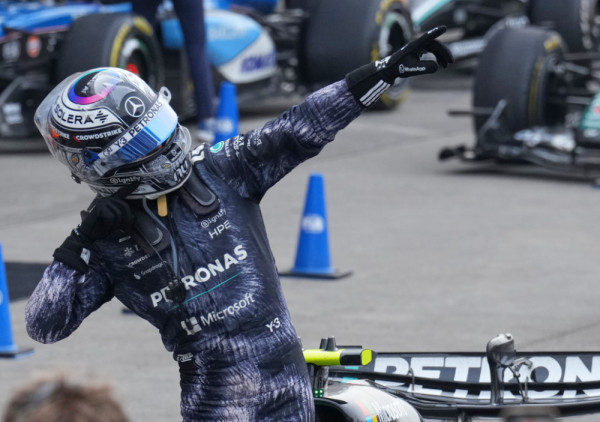 Kimi Antoneli vladar Japana: Mercedesov tinejdžer preuzeo vođstvo u šampionatu, trku obeležio i incident