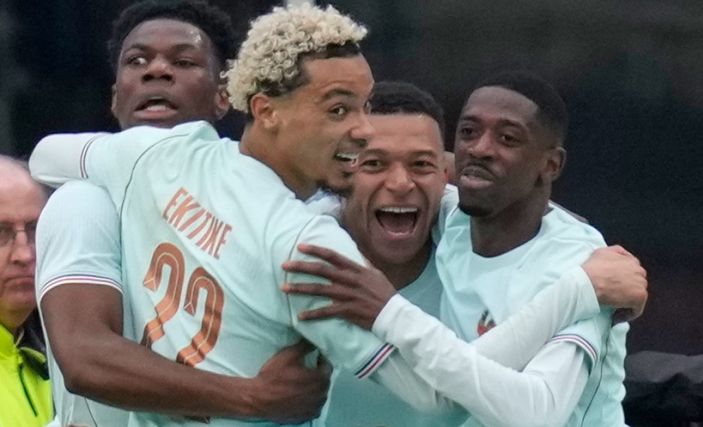 Kilijjan Mbape sa sigračima iz selekcije Francuske