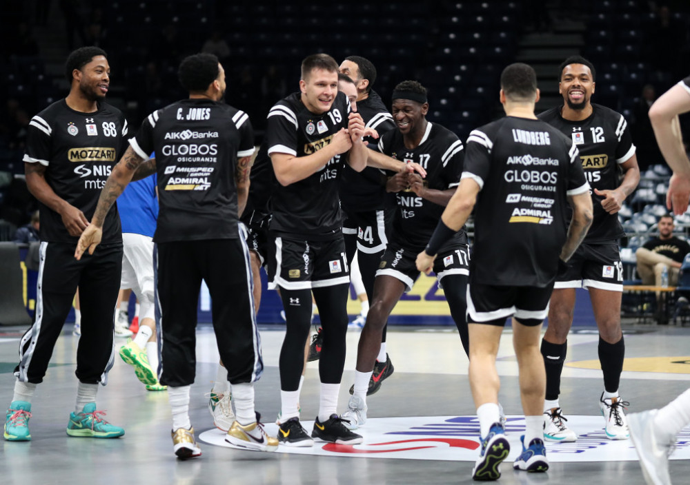 Đoan Penjaroja, trener KK Partizan, sa igračima