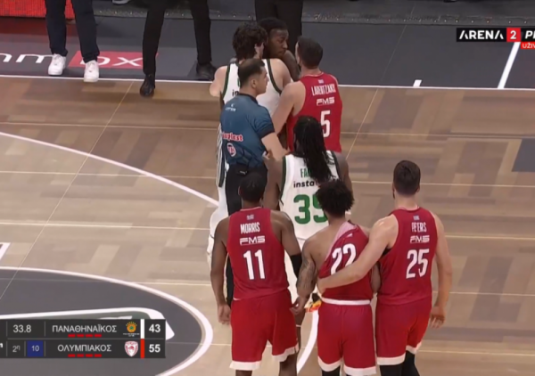 (VIDEO) Svađa, gurka, pocepan dres i po isključenje za ljutite rivale: Ni ovaj grčki derbi nije ostao bez sukoba