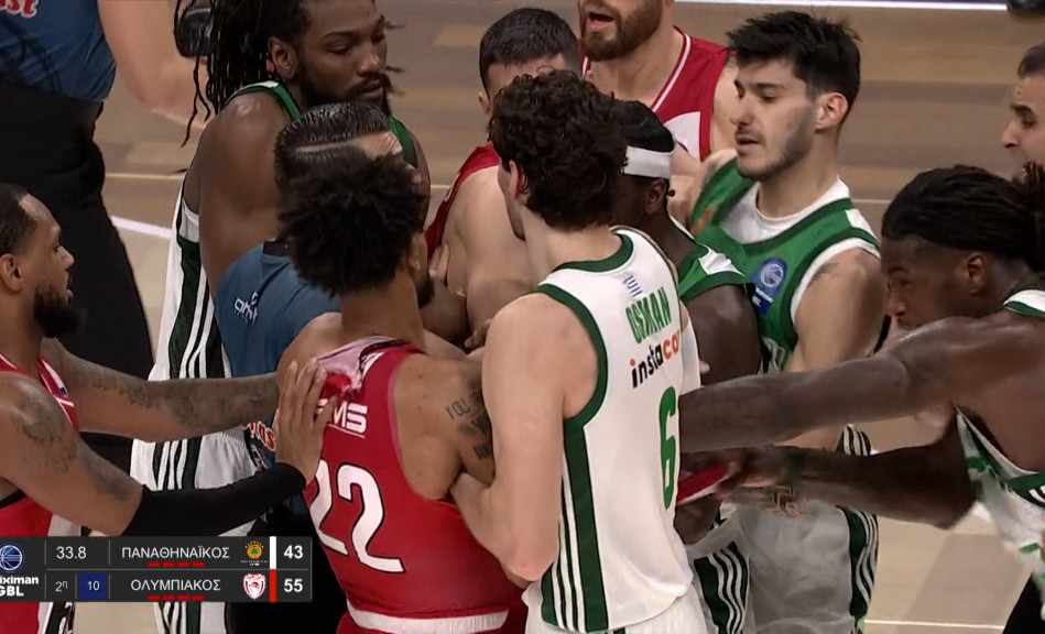 Napet završetak poluvremena derbija 23. kola grčkog šampionata