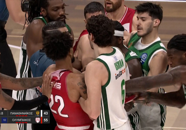 (VIDEO) Svađa, gurka, pocepan dres i po isključenje za ljutite rivale: Ni ovaj grčki derbi nije ostao bez sukoba