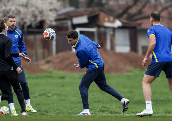 (FOTO) Nadrealna slika: Italijanski vojnik EUFOR-a neovlašćeno snimao trening Bosne i Hercegovine