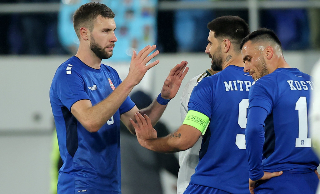Aleksandar Mitrović čestita Pavloviću na golu