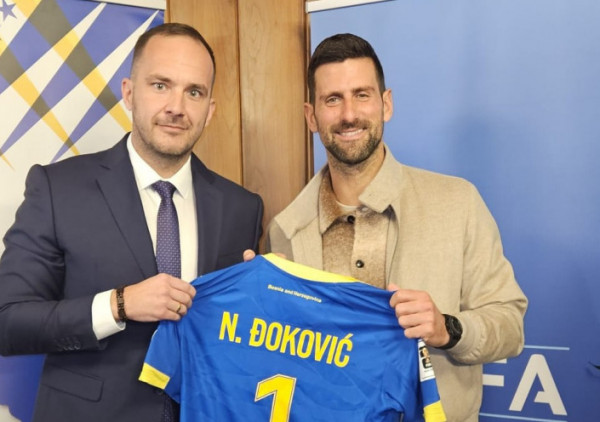 (FOTO) Đoković na "Bilinom polju": Srpski teniser podigao dres "zmajeva" i prati meč sa Italijom