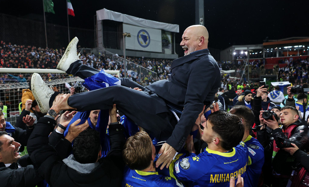 Sergej Barbarez na rukama igrača