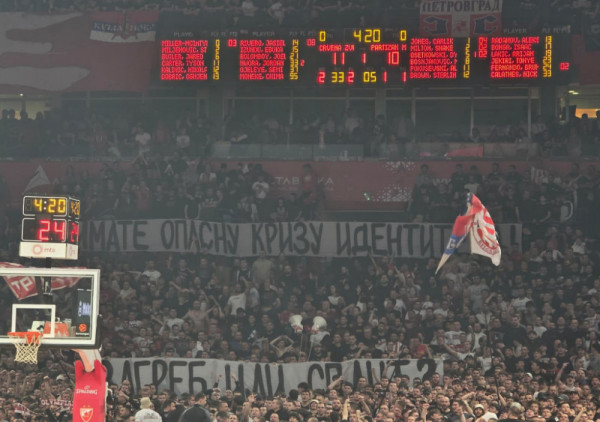 (FOTO) Prepucavanje provokativnim transparentima na tribinama "Arene"