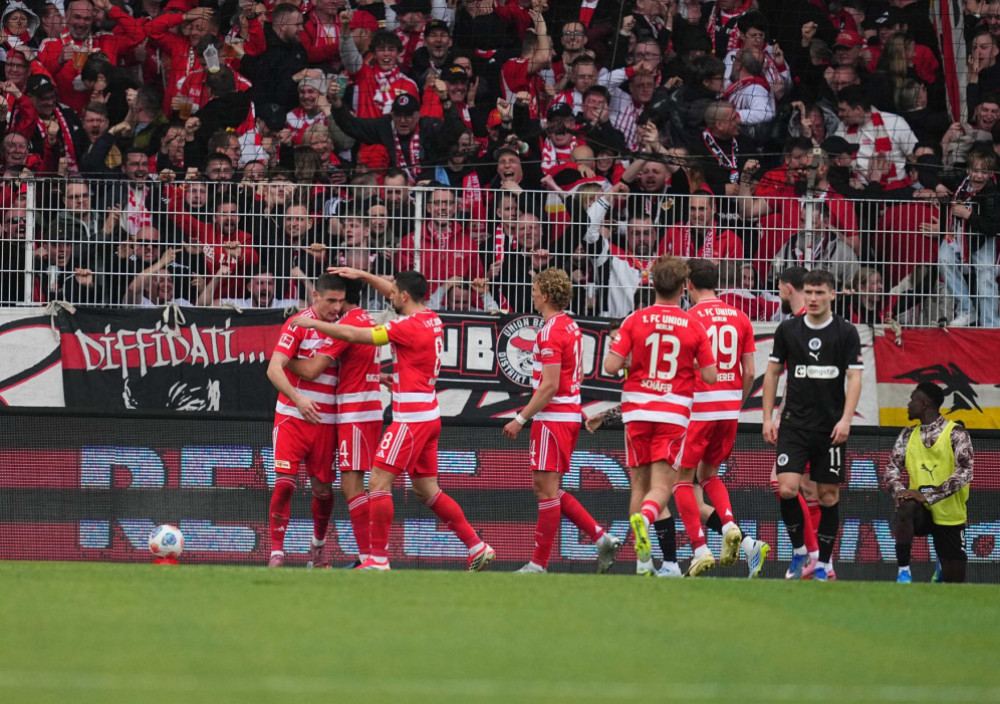 Andrej Ilić slavi gol sa saigračima