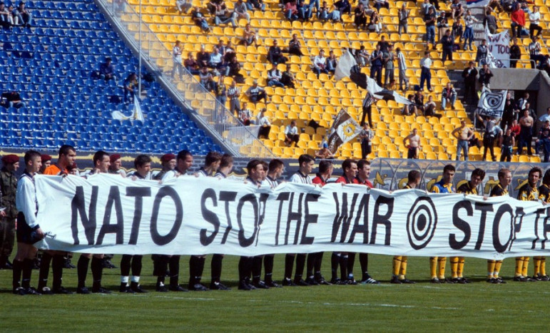 Slika koja je obišla svet 1999. godine, igrači Partizana i AEK-a