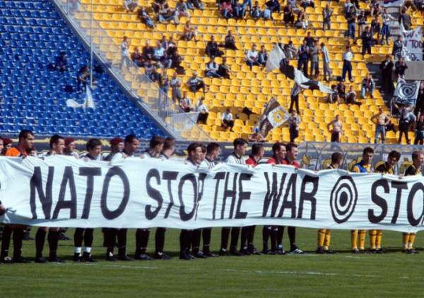 (Branko Milovanović za Arenu o duelu AEK-a i Partizana 1999. pod NATO agresijom: I sada odzvanjaju reči Nikolaidisa - braća su braća do smrti