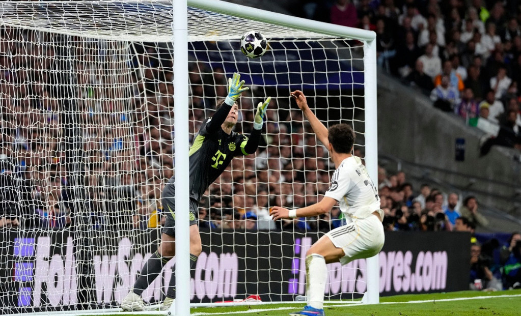 Manuel Nojer brani udarac Raula Asensija