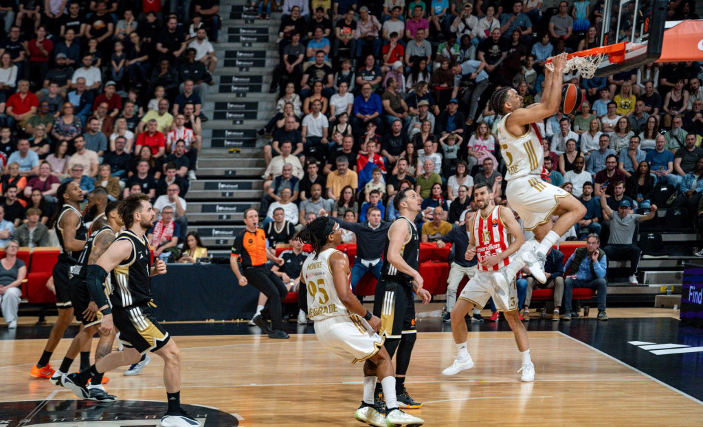 Džordan Nvora zakucava protiv Asvela