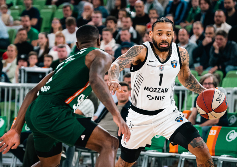 Karlik Džouns u crno-belom dresu