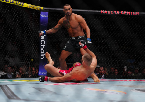 (VIDEO) Šampionski mentalitet za tron poluteške kategorije: Polomio koleno, pa na jednoj nozi nokautirao bivšeg UFC prvaka!