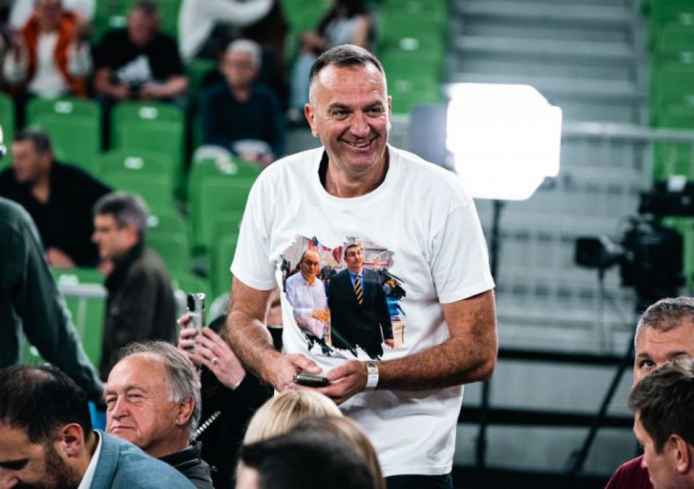 Jasmin Hukić, bivši košarkaš Cedevita Olmpije, u majici sa likovima Vujoševića i Milojevića