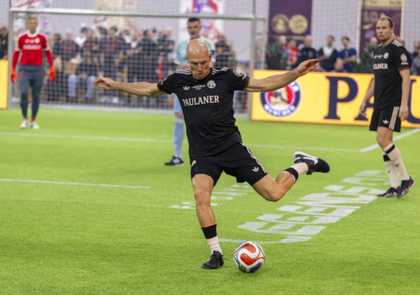 (VIDEO) Baš je preterao: Roben ušao u žestoku svađu sa sudijom posle meča,  a u sve se umešo i poznati holandski voditelj