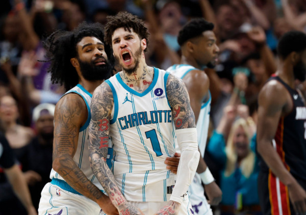 (VIDEO) Spektakl u Šarlotu pripao Hornetsima: Majami završio sezonu