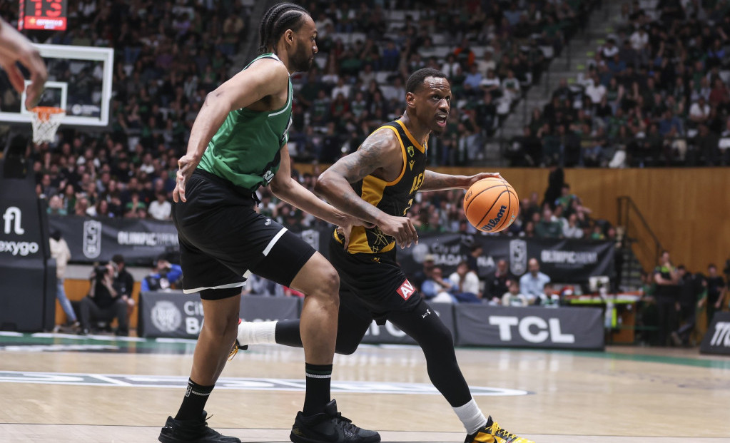 Džejms Naneli u duelu sa Džabarijem Parkerom