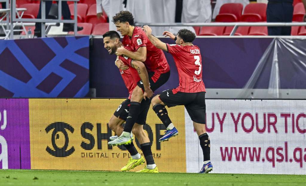 Mitrović slavi gol sa saigračima