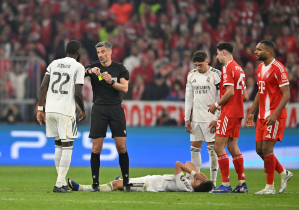 (VIDEO) Tešku podneli eliminaciju: Fudbaleri Reala jurili sudiju