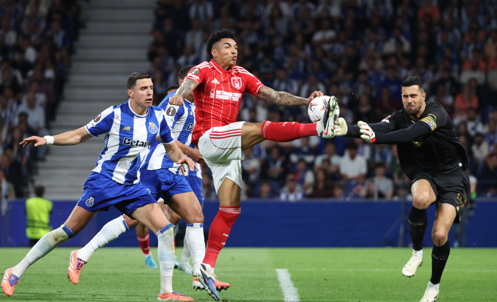 Igor Žezus (Notingem) pred golom Portoa