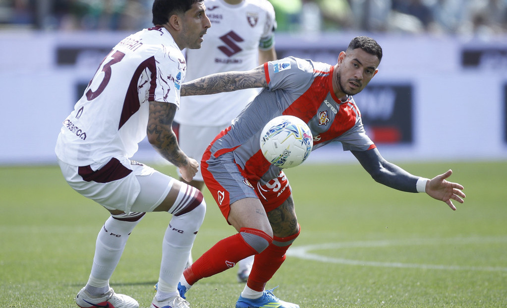 Antonio Sanabrija (Kremoneze) u duelu sa Giljermom Maripanom (Torino)