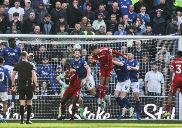 Van Dajk junak Mrsisajd derbija, Gibs-Vajt het-trikom vodi "šumare" ka opostanku, ludi finiš na "Vila Parku"