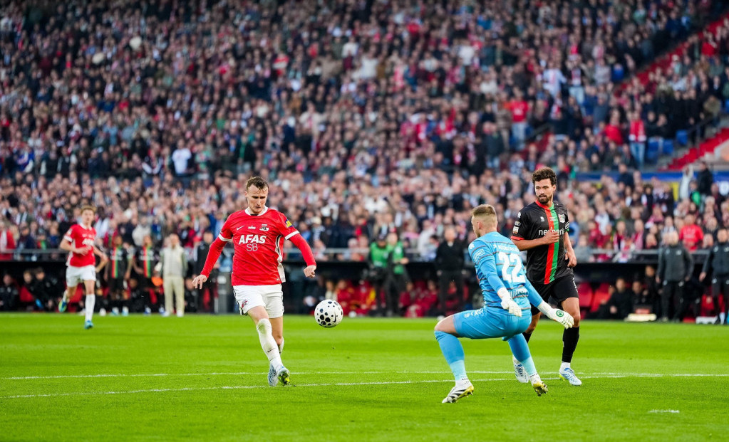 Per Kopmejners postiže gol lob udarcem protiv NEC-a