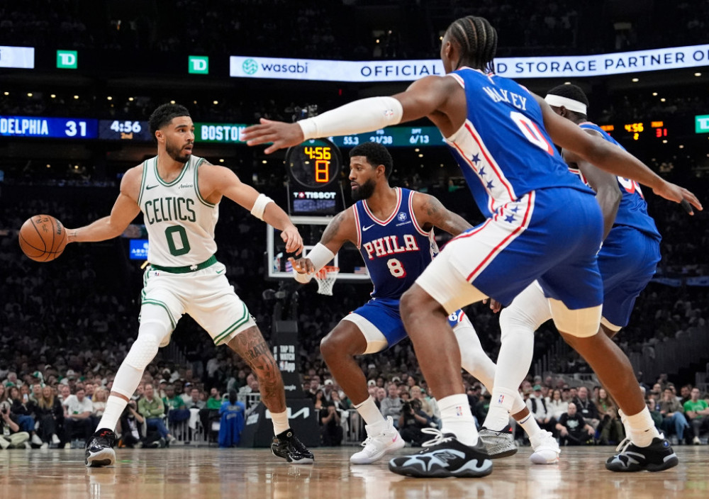 Džejson Tejtum okružen igračima Siksersa