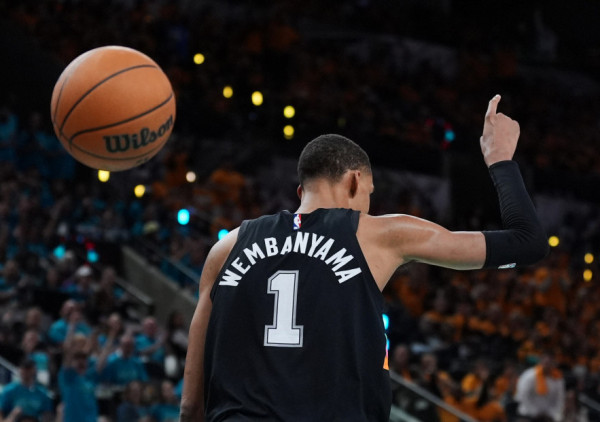 (VIDEO) Vembanjama za istoriju: Spursi bez drame otvorili plej-of protiv Portlanda