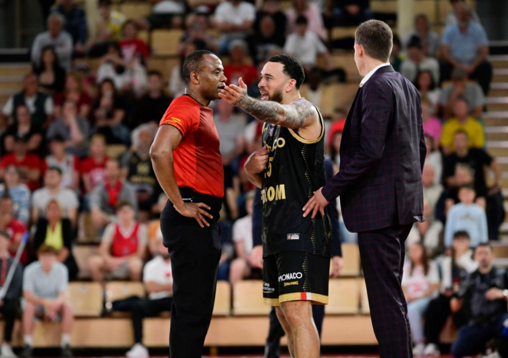 Majk Džejms u raspravi sa arbitrom