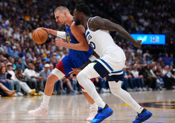 (UŽIVO/VIDEO) Ništa ne može da razdvoji Denver i Minesotu: Nerešno je na poluvremenu