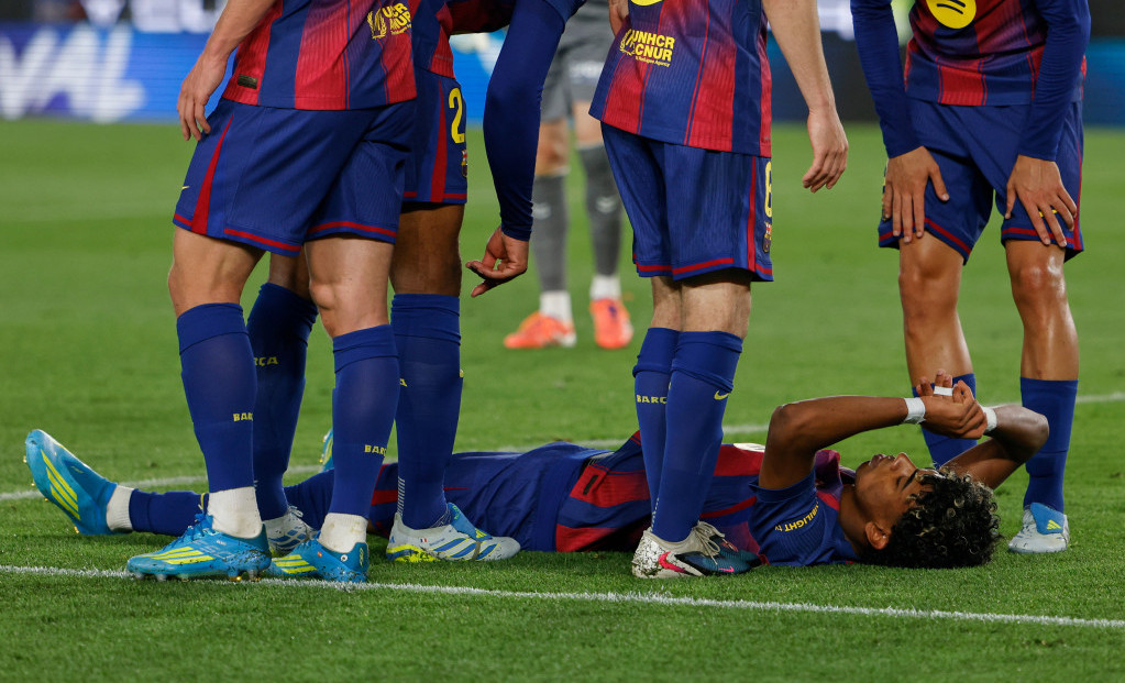 Lamina Jamala su okružili igraći Barselone