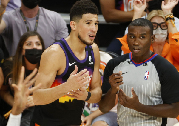 (VIDEO) Igrač Finiksa ne mari za posledice: Devin Buker oštro kritikovao sudije