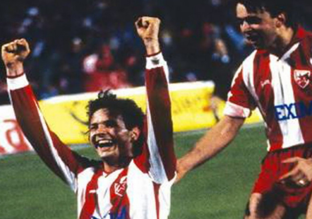 Siniša Mihajlović postiže prvi pogodak u duelu sa Bavarcima