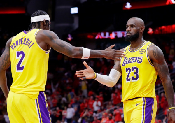 (VIDEO) Lebron na korak od nezamislivog: Kralj vodio Lejkerse do 3-0