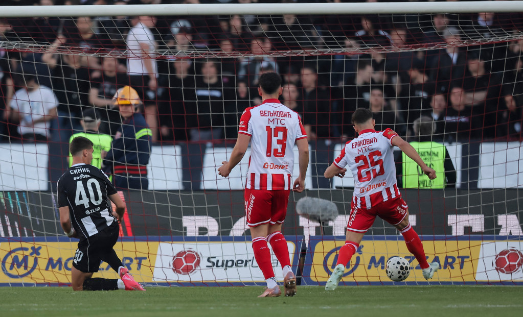 Strahinja Eraković postiže prvi gol
