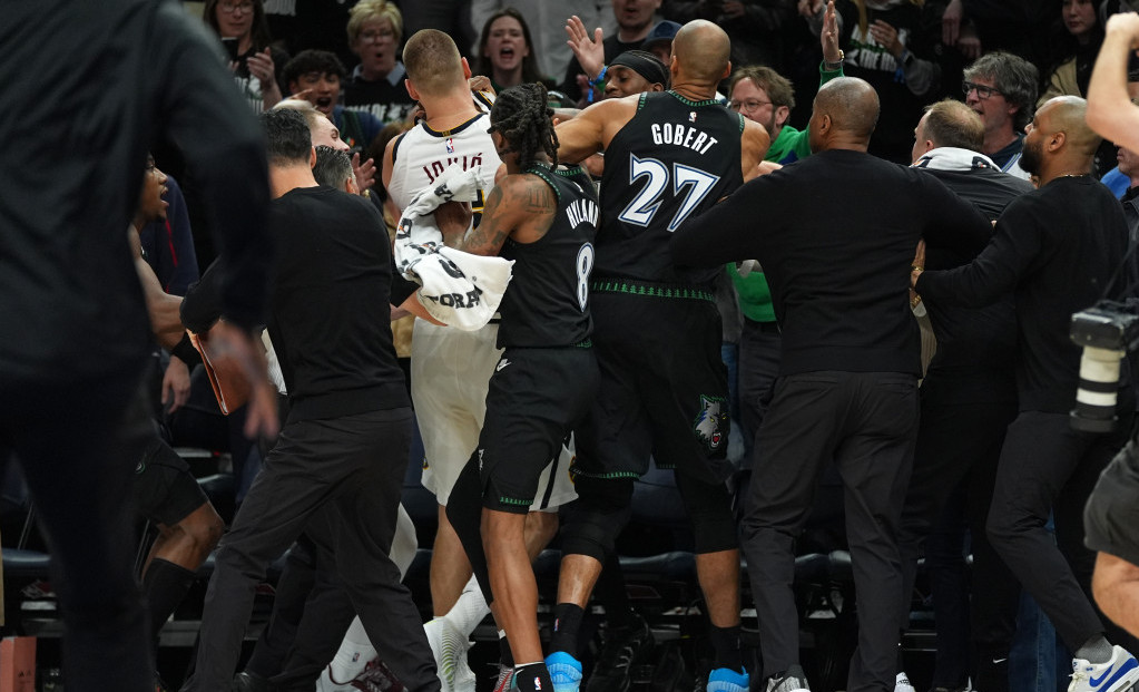 Čarke na meču između Minesote i Denvera