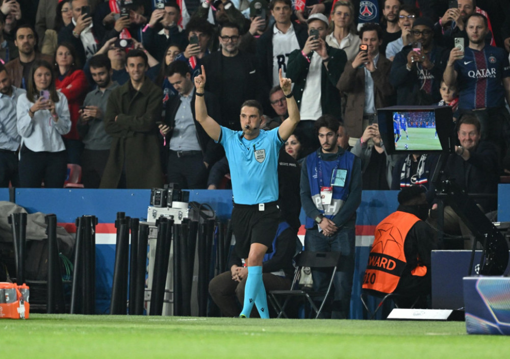 Sandro Šarer, švajcarski fudbaski sudija, na meču PSŽ-a i Bajerna