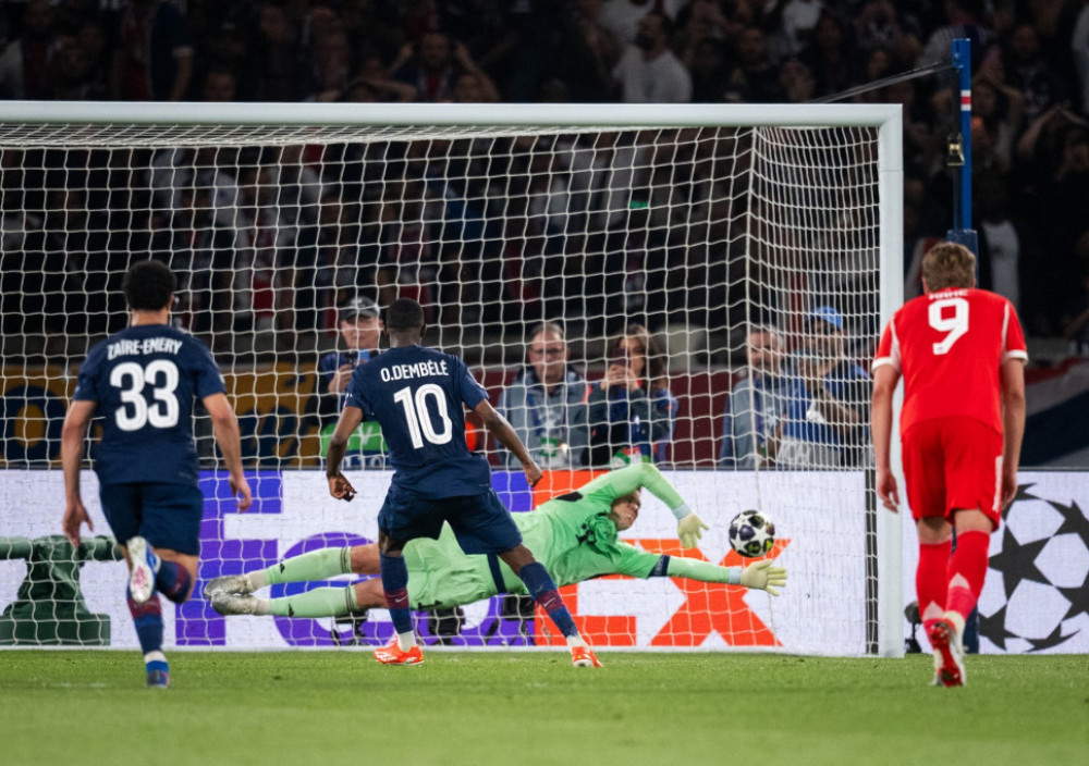 Manuel Nojer, golman Bajerna, na meču da Pari Sen Žermenom