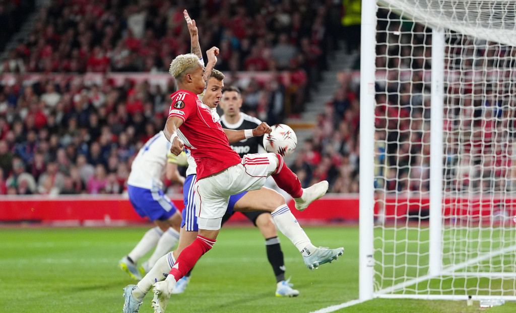 Situacija kada lopta pogađa Lukasa Dinja u ruku