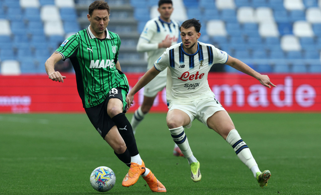 Nemanja Matić u duelu sa Lazarom Samardžićem