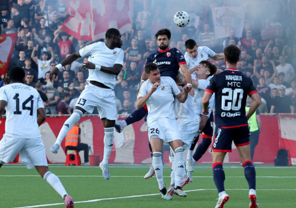 (UŽIVO, VIDEO) Čukarički - Crvena zvezda: "Brđani" sa igračem i golom manje na pauzi