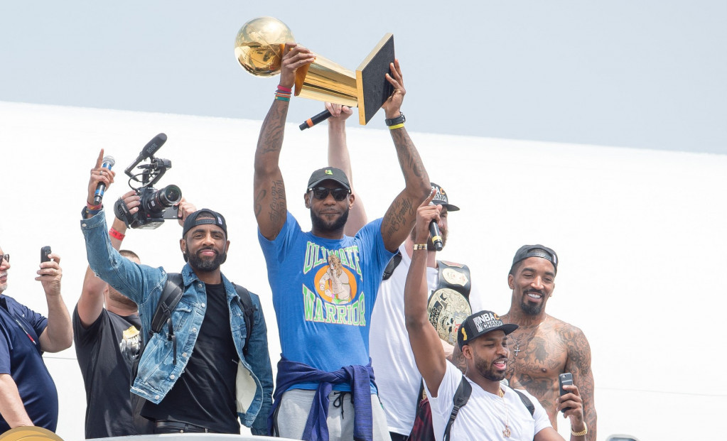 Lebron Džejms, Kajri Irving i ostatak ekipe