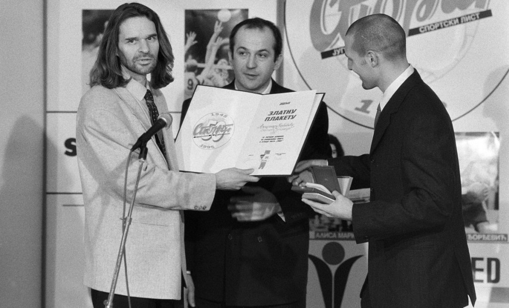 Jovan Jovanović prima plaketu "Sporta" od Zorana Milovića